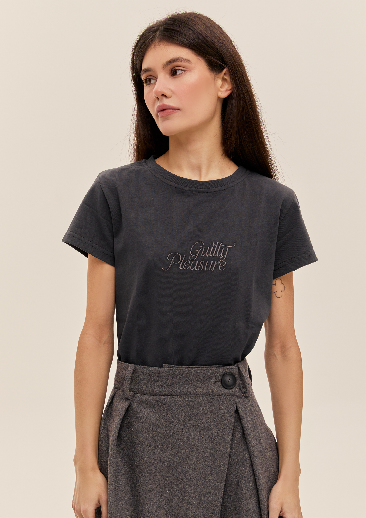 Футболка "Guilty Pleasure" в темно сірому кольорі